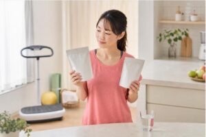 振動マシンとダイエット商品を比較する女性