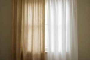 カーテンを洗わないまま何年？放置すると起こる汚れ・臭いと無理なく洗うベストなタイミング